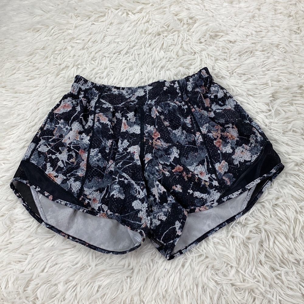Lululemon Hotty Hot Short II Long 4" Spring Bloom Multi / Black